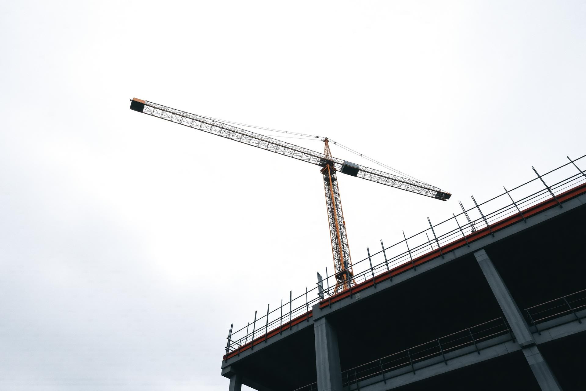 Chantier de gros œuvre Malandain à Bordeaux — grue et structure béton